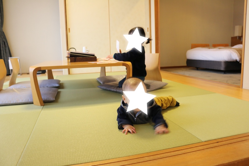 和室でくつろぐ子どもたち