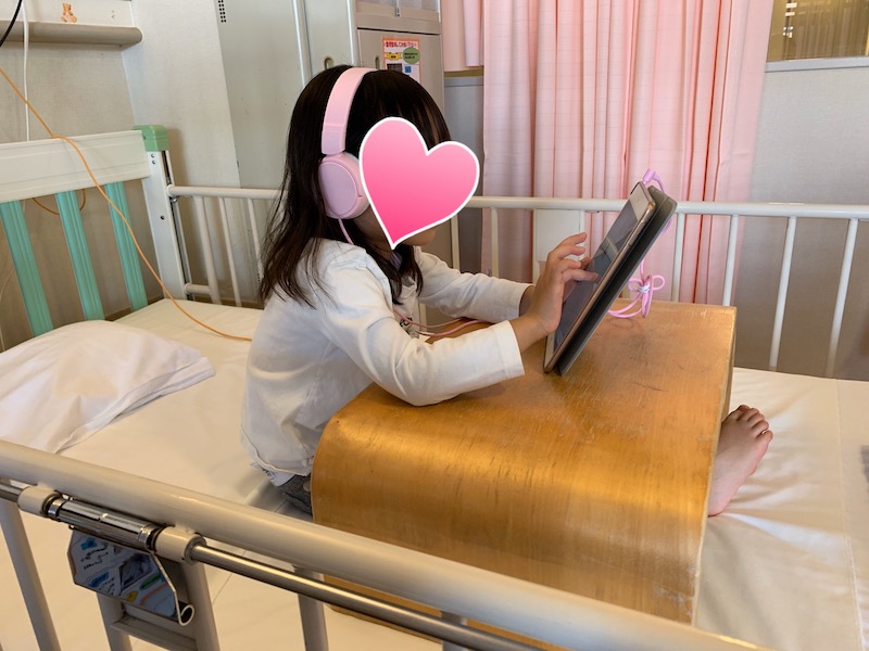 子ども用ヘッドホンでiPadをする娘