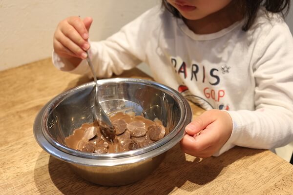 チョコを湯煎にかける