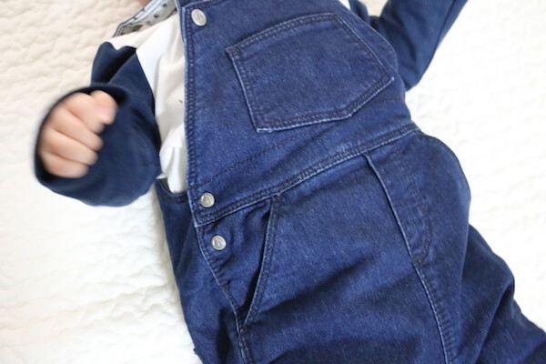 サロペットのボタン