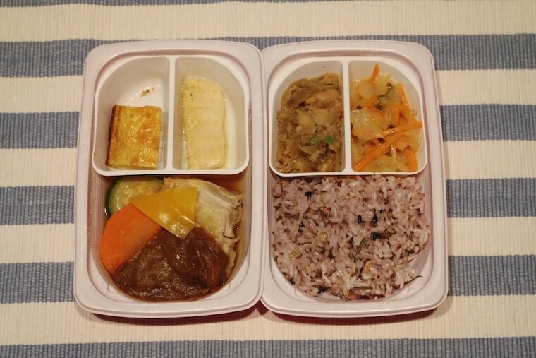ママの休食「グリルチキンと野菜カレーソース」