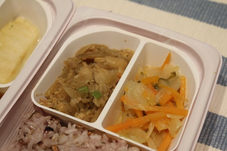 ママの休食「グリルチキンと野菜カレーソース」のおかず